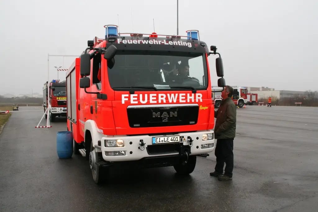 Fahrsicherheitstraining auf dem Übungsplatz — Einsatzfahrzeug in der Kurve